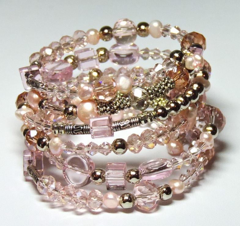 Comment fabriquer des bracelets en fil enroulé avec des perles